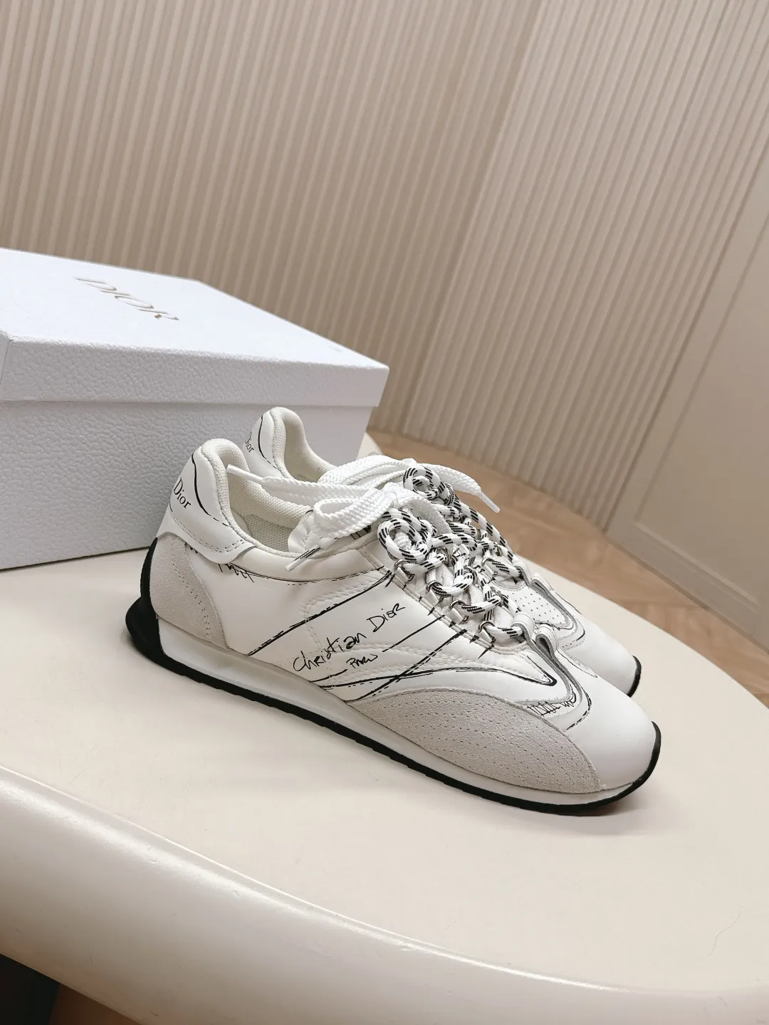 👟👟Ex-factory price 660👟👟 Dior sketch Dior spring and summer catwalk style graffiti sketch moral training shoes Forrest shoes. Original development. The most photographed item in the 25ss spring and summer show. This pair of shoes has changed the single design style of Forrest shoes in the previous impression. It retains the original shape. The details are very in line with the current fashion trend, but it also incorporates the manager's new understanding and retro feelings for Forrest shoes. The overall feeling is brand new. The material is a bit matte leather, full of retro style. It looks very high-end. The feeling on the foot is very convex. The upper foot is really good-looking and versatile. It can be worn with any style of clothes, pants and skirts. It looks good on anyone. Original combination outsole Size: 35-45